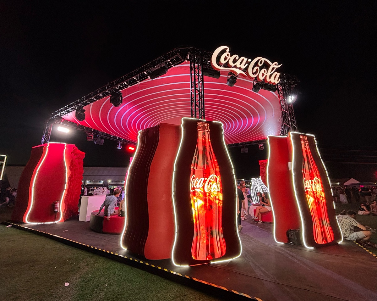 Los primeros acordes retumban en el pecho y, de pronto, sabes que ese momento ya es parte de tu historia 🎶 Hay veranos que se recuerdan toda la vida y casi siempre tienen banda sonora: madtime.es/veranos-que-se…