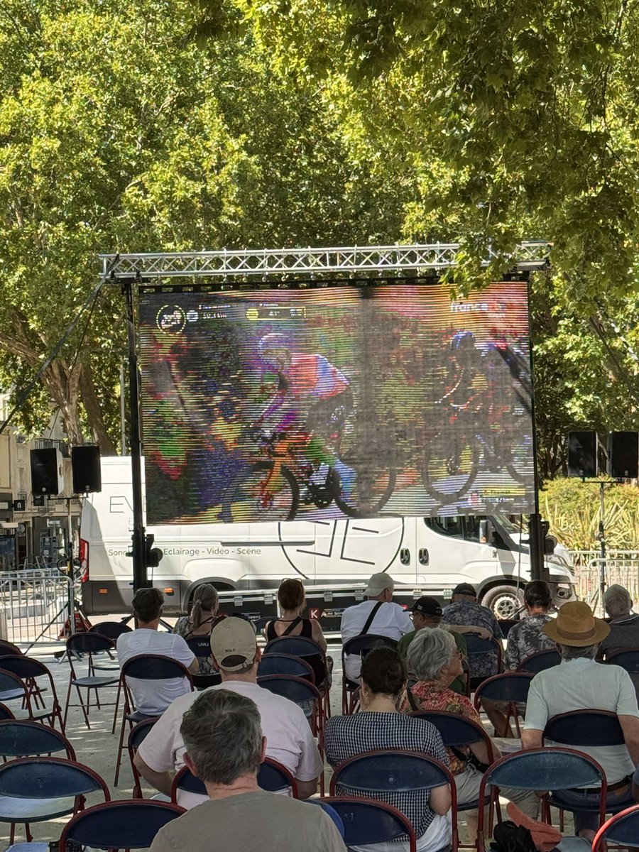 yfavennec's tweet image. #TourdeFrance2025 à #Laval : une vraie fête #populaire sur une terre de vélo, la #Mayenne : du passage de la caravane en centre ville à l’arrivée des coureurs à l’Espace Mayenne devant une foule immense, et en présence du @Interieur_Gouv @BrunoRetailleau.