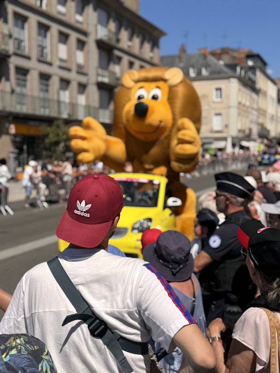 yfavennec's tweet image. #TourdeFrance2025 à #Laval : une vraie fête #populaire sur une terre de vélo, la #Mayenne : du passage de la caravane en centre ville à l’arrivée des coureurs à l’Espace Mayenne devant une foule immense, et en présence du @Interieur_Gouv @BrunoRetailleau.