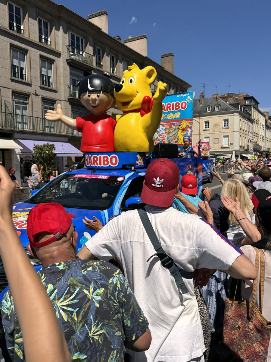 yfavennec's tweet image. #TourdeFrance2025 à #Laval : une vraie fête #populaire sur une terre de vélo, la #Mayenne : du passage de la caravane en centre ville à l’arrivée des coureurs à l’Espace Mayenne devant une foule immense, et en présence du @Interieur_Gouv @BrunoRetailleau.