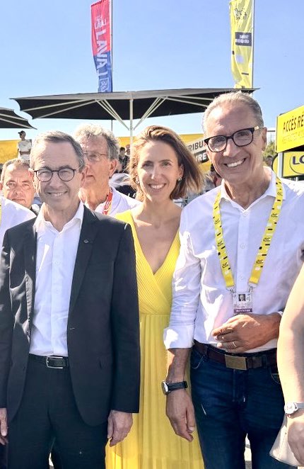 yfavennec's tweet image. #TourdeFrance2025 à #Laval : une vraie fête #populaire sur une terre de vélo, la #Mayenne : du passage de la caravane en centre ville à l’arrivée des coureurs à l’Espace Mayenne devant une foule immense, et en présence du @Interieur_Gouv @BrunoRetailleau.