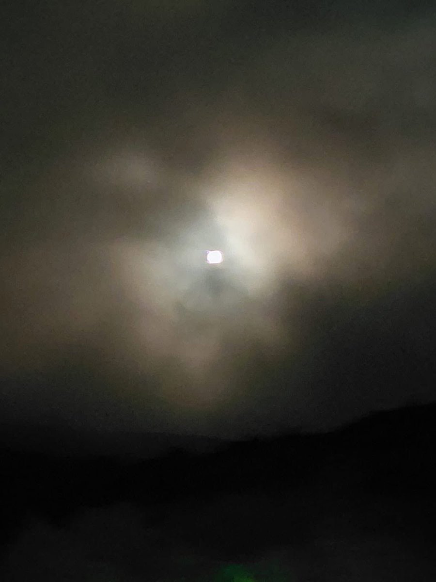 aampcat's tweet image. Aquesta passada nit hem fet una travessa al Montsant, des d’Albarca a l’ermita de la Foia de Cabassers. Uns 18 km amb poc més de 500 m de desnivell positiu.
Al començament una boira espessa va fer reconsiderar la tornada però, finalment ni una gota i vam veure la lluna!