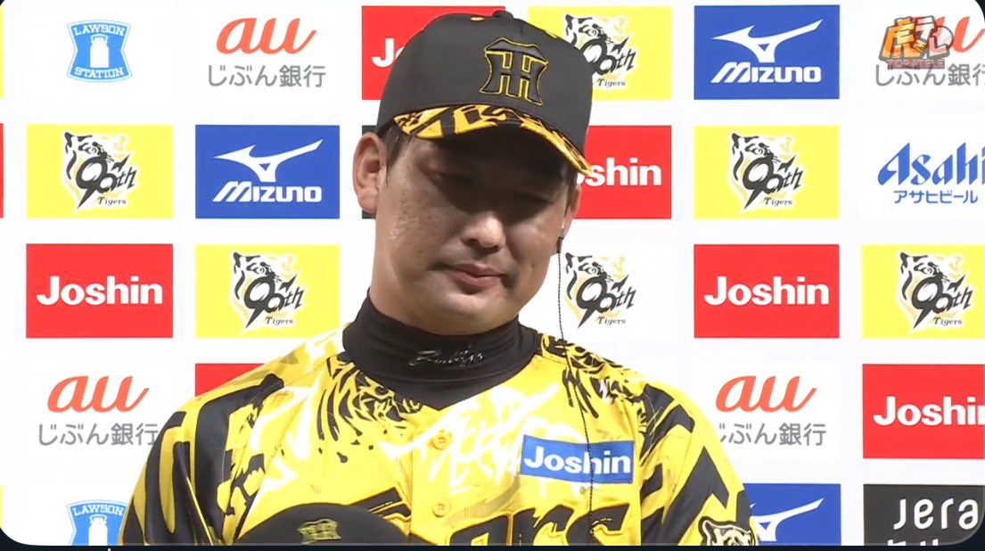 tigers_torakids's tweet image. 左  デュープからマイク受け取る瞬間の岩崎
右  マイク受け取って名前を呼ばれた時の岩崎

温度差がありすぎる。