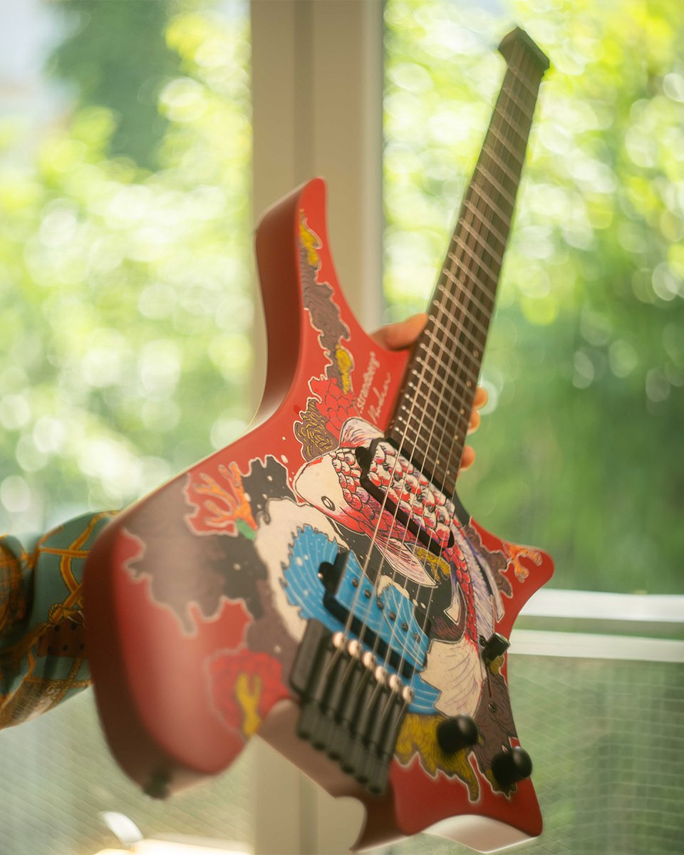 strandbergGuit's tweet image. Custom-painted by .strandberg* artist Raoul Tchoï (@ChillyToy), this hand-painted Boden Essential 6 turns Astro Dust into living art. 🐠🎨 What would you name this new one-of-a-kind look?
#strandberg #bodenessential