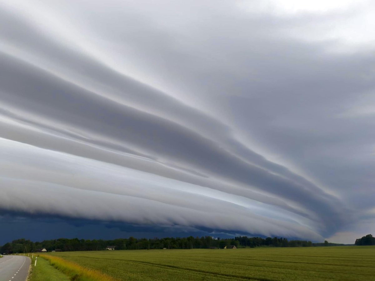 kairokiitsak's tweet image. Massive shelf cloud this morning in Melliste, #Estonia 12.07.2025. Photo: Eero Hermann