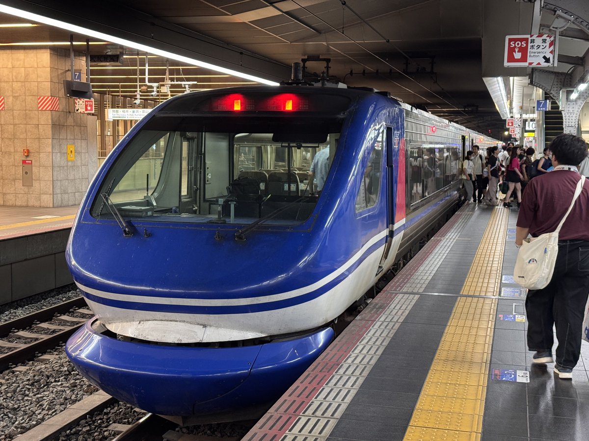 地味に初めての乗車(大阪→京都だけだが)
せっかくやしほかの西日本の電車特急とどう違うのか体験しないと