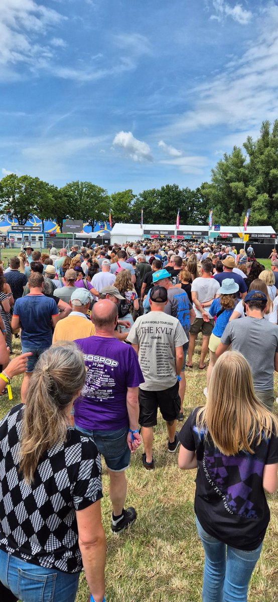 sklaver's tweet photo. En een file bij kaartje checken bospop. Komen er 2x zoveel mensen als anders? https://t.co/ySoFlKo8A2