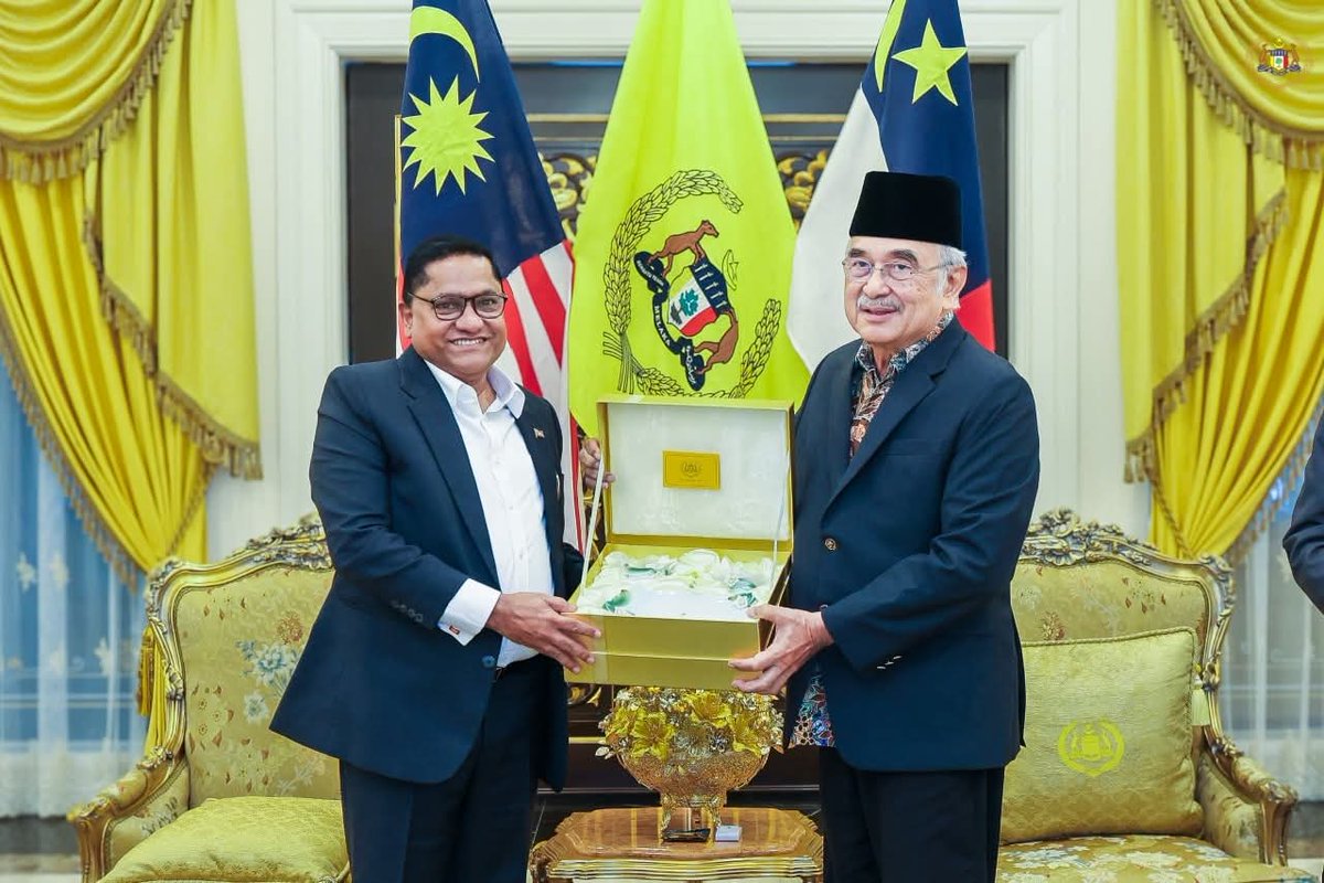 It was my great pleasure to meet Yang di-Pertua Tun Seri Setia Dr. Mohd Ali Rustam, the Governor of the State of Malacca, at His Excellency’s official residence in Malacca, Malaysia.  Tun Seri is a respected senior statesman who has long maintained a strong and friendly
