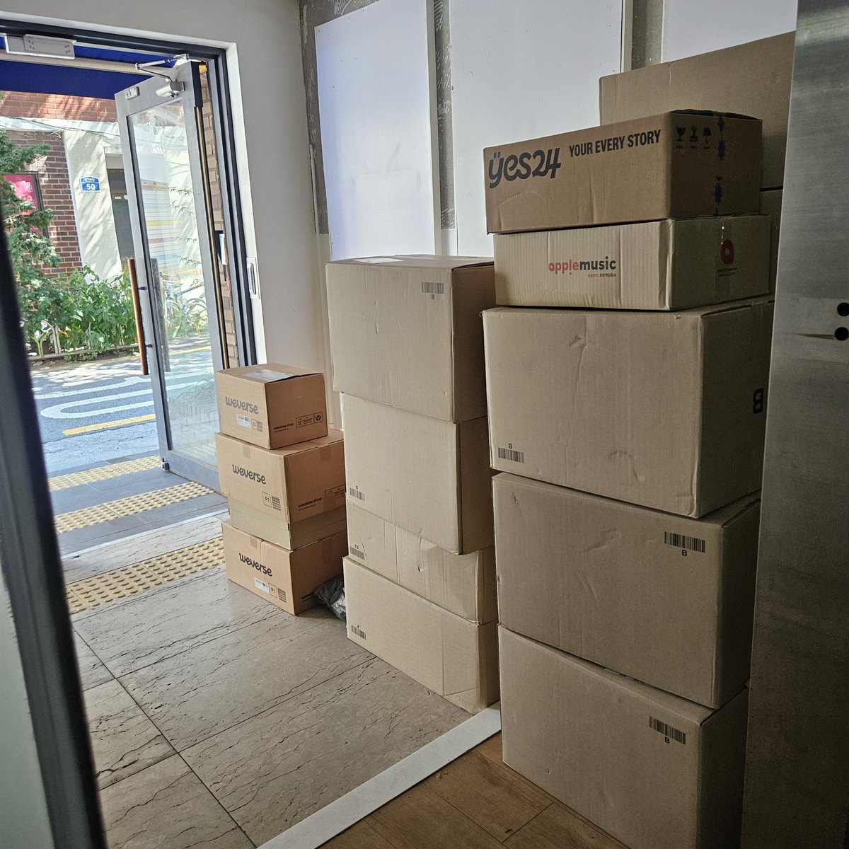 Wendyshop2020's tweet photo. Thanks to use my service👍
Delivery is available on Saturday too.
Dhl is additional 15000 won.
Fedex is free.
Ems is unavailable on weekend.
#koreanwarehouse #koreanaddress #kpop #POPUPSTORE #lfb #kpop #sell #proxypurchase #fedex #dhl #EMS #kpopselling #kpopwts #wtskpop https://t.co/gnHCLi8o5n