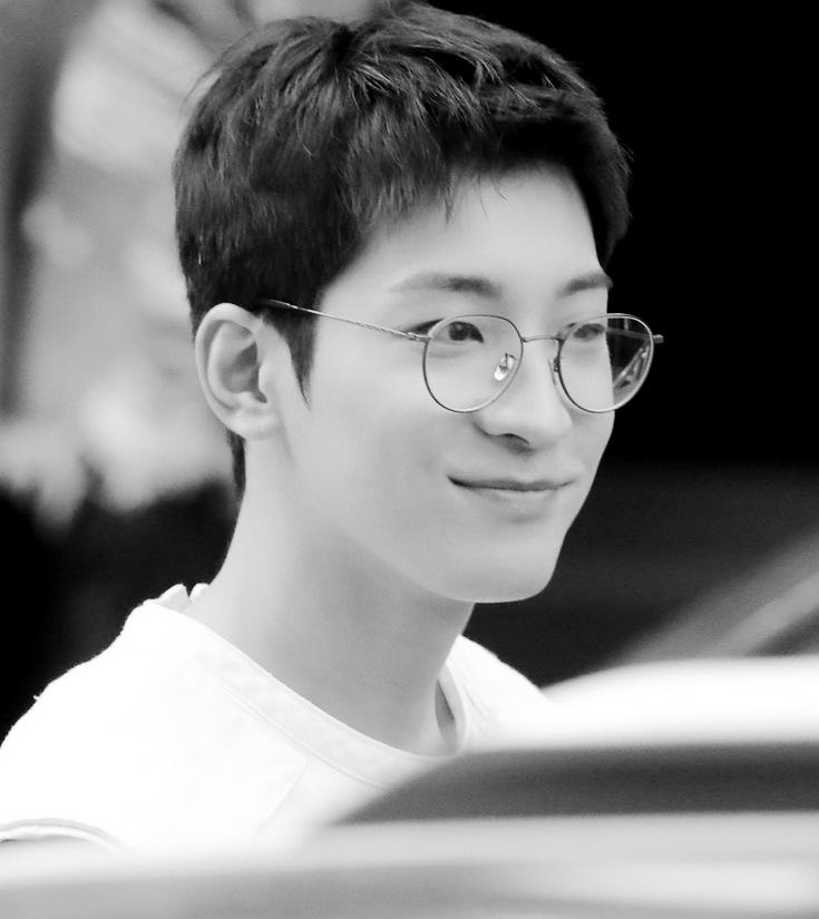 ninemoirai's tweet image. seventeen local au
— jeon wonwoo x oc

“花弁.”
[ kaben’ ] noun. blooming petals

• ninemoirai