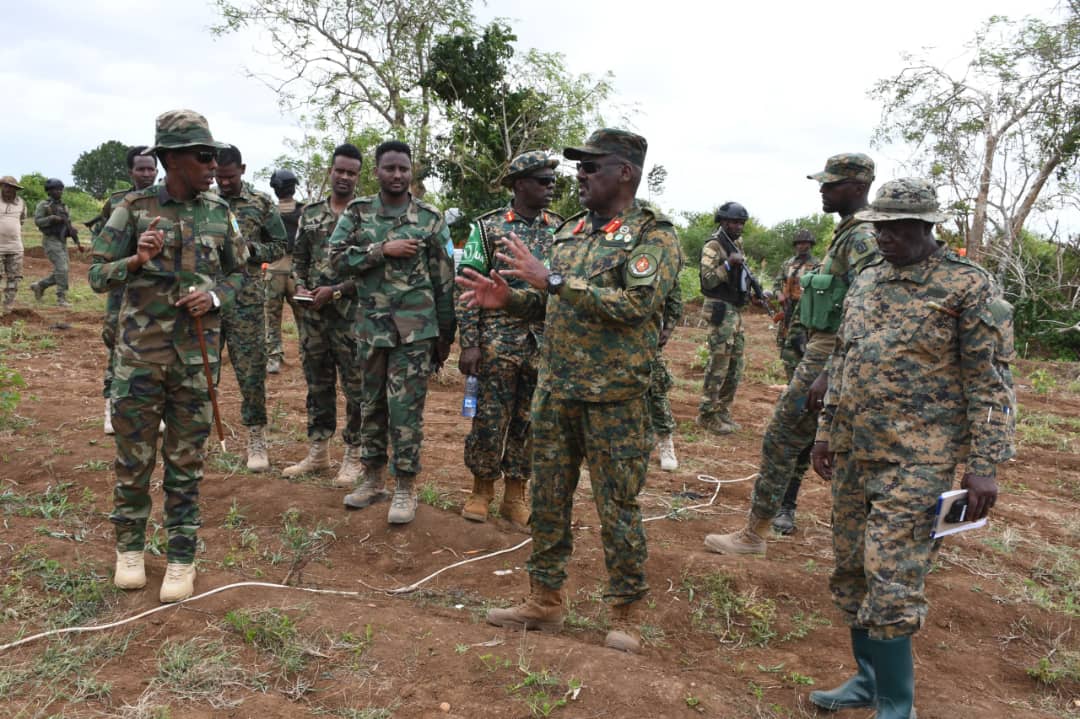 aussom_'s tweet image. Somali Chief of Defence Forces, Maj. Gen. Odowaa Yusuf Rageh, visited #AUSSOM #UPDF troops on Thursday to commend their role in Operation Silent Storm, which recaptured Lower Shabelle’s Sabiid & Anole towns from Al-Shabaab.
Maj. Gen. Odowaa praised the joint AUSSOM-UPDF, #SNAF,…