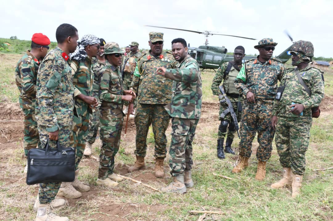 aussom_'s tweet image. Somali Chief of Defence Forces, Maj. Gen. Odowaa Yusuf Rageh, visited #AUSSOM #UPDF troops on Thursday to commend their role in Operation Silent Storm, which recaptured Lower Shabelle’s Sabiid & Anole towns from Al-Shabaab.
Maj. Gen. Odowaa praised the joint AUSSOM-UPDF, #SNAF,…