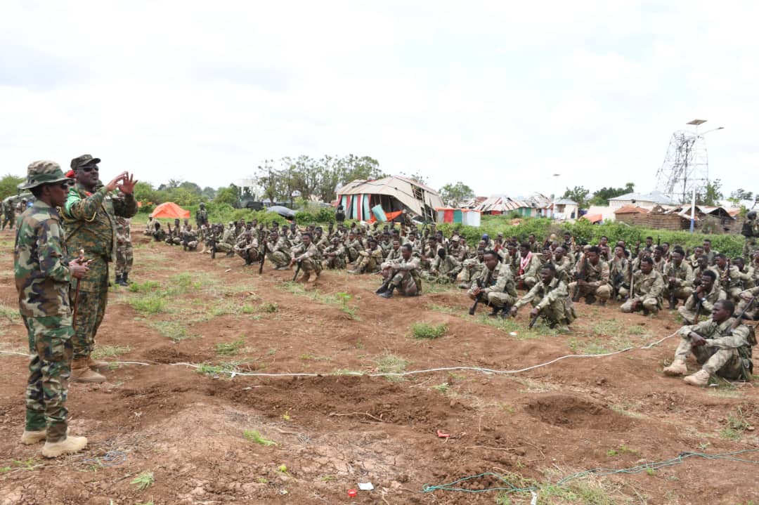 aussom_'s tweet image. Somali Chief of Defence Forces, Maj. Gen. Odowaa Yusuf Rageh, visited #AUSSOM #UPDF troops on Thursday to commend their role in Operation Silent Storm, which recaptured Lower Shabelle’s Sabiid & Anole towns from Al-Shabaab.
Maj. Gen. Odowaa praised the joint AUSSOM-UPDF, #SNAF,…