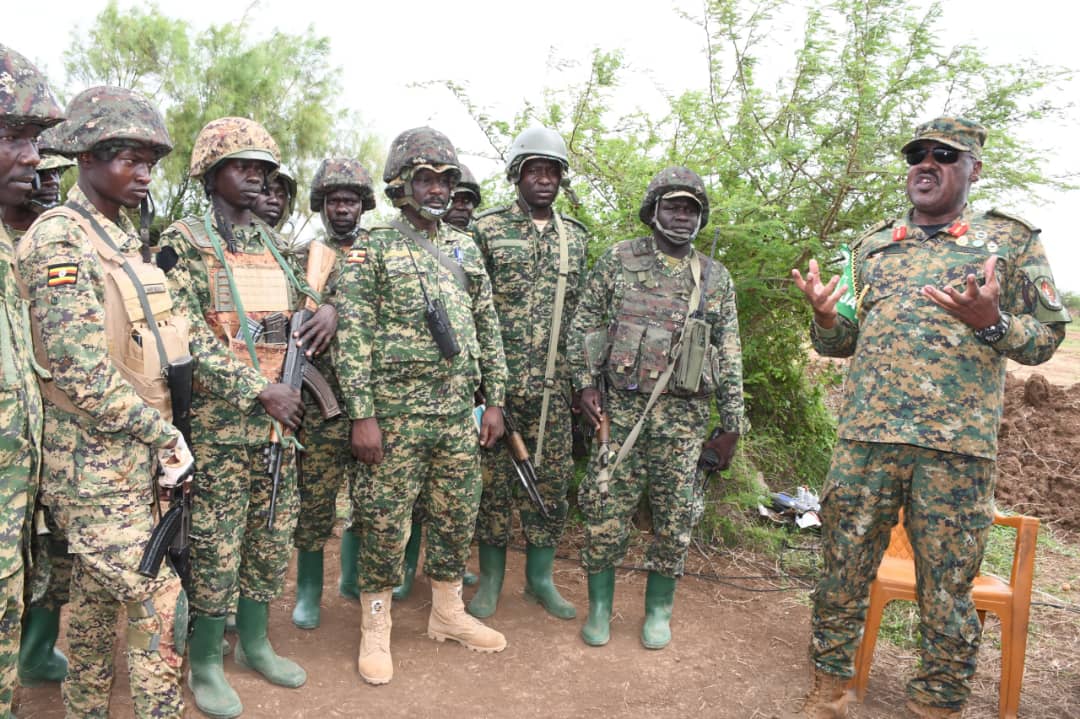 aussom_'s tweet image. Somali Chief of Defence Forces, Maj. Gen. Odowaa Yusuf Rageh, visited #AUSSOM #UPDF troops on Thursday to commend their role in Operation Silent Storm, which recaptured Lower Shabelle’s Sabiid & Anole towns from Al-Shabaab.
Maj. Gen. Odowaa praised the joint AUSSOM-UPDF, #SNAF,…