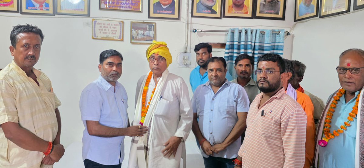 rampratapmla's tweet image. गुरु पूर्णिमा के पावन अवसर पर आज श्यामा प्रसाद मुखर्जी चौराहा स्थित अपने आवास पर विविध जाति-धर्मों से पधारे पूज्य संत-महात्माओं एवं श्रद्धेय कथावाचकों का अंगवस्त्र एवं माल्यार्पण द्वारा श्रद्धापूर्वक सम्मान किया और उनका आशीर्वाद प्राप्त कर स्वयं को कृतार्थ महसूस किया।
इस अवसर पर…