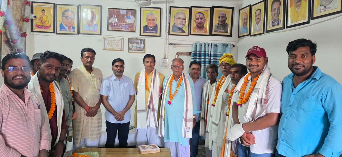 rampratapmla's tweet image. गुरु पूर्णिमा के पावन अवसर पर आज श्यामा प्रसाद मुखर्जी चौराहा स्थित अपने आवास पर विविध जाति-धर्मों से पधारे पूज्य संत-महात्माओं एवं श्रद्धेय कथावाचकों का अंगवस्त्र एवं माल्यार्पण द्वारा श्रद्धापूर्वक सम्मान किया और उनका आशीर्वाद प्राप्त कर स्वयं को कृतार्थ महसूस किया।
इस अवसर पर…