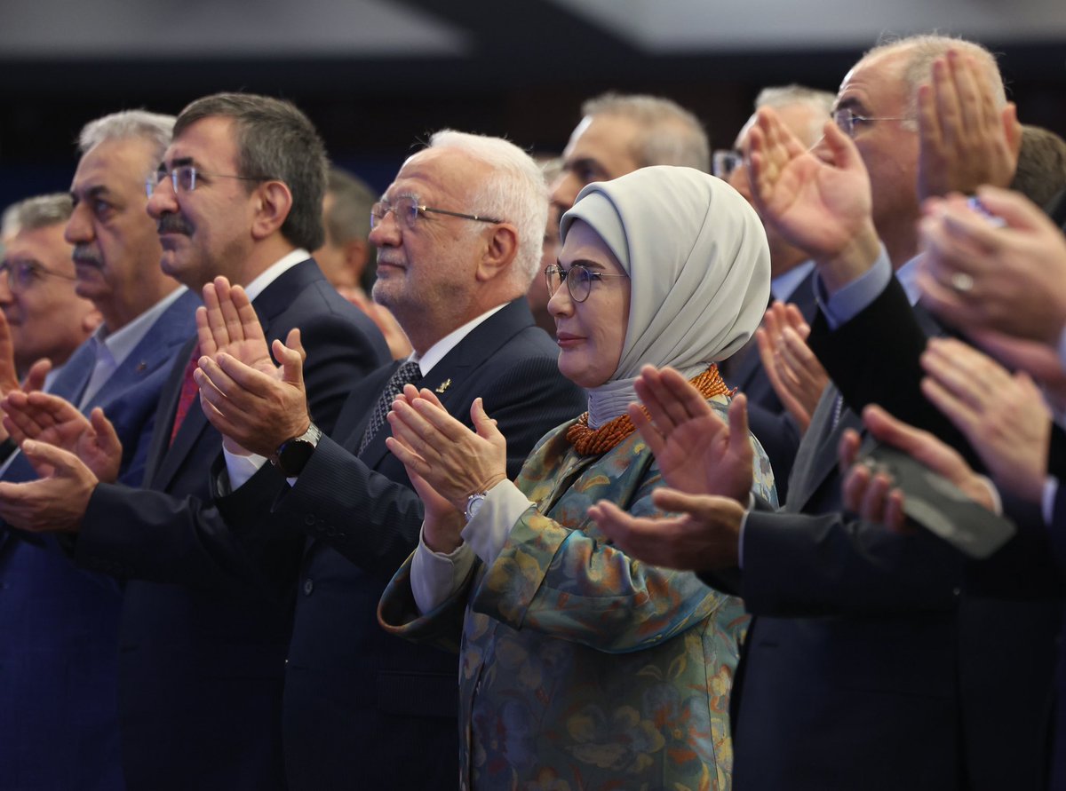 EmineErdogan's tweet image. AK Parti 32. İstişare ve Değerlendirme Toplantısı’nın, aziz milletimizin istikbali adına hayırlara vesile olmasını temenni ediyorum.
Milletin sinesinden doğmuş bir hareket olarak AK Parti, kararlarını ortak akılla, yürüyüşünü istişareyle şekillendiren bir dava şuuru…