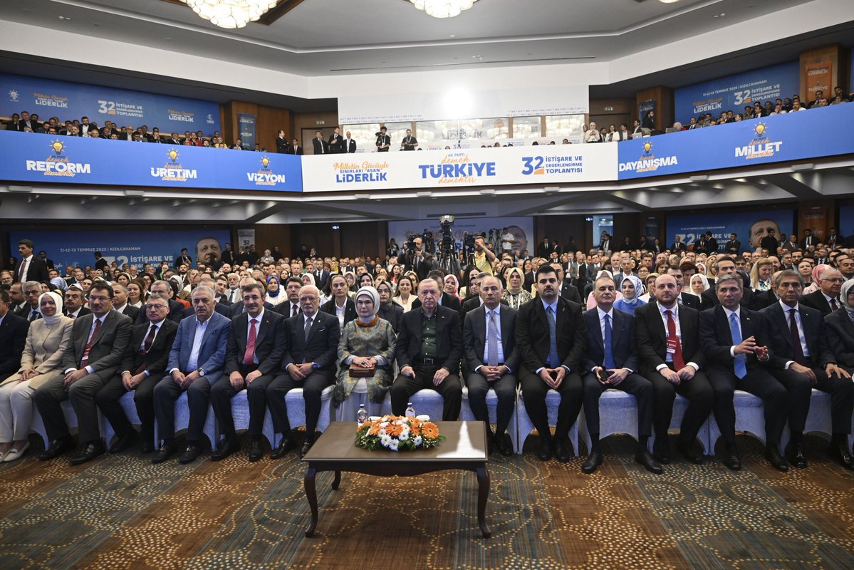 EmineErdogan's tweet image. AK Parti 32. İstişare ve Değerlendirme Toplantısı’nın, aziz milletimizin istikbali adına hayırlara vesile olmasını temenni ediyorum.
Milletin sinesinden doğmuş bir hareket olarak AK Parti, kararlarını ortak akılla, yürüyüşünü istişareyle şekillendiren bir dava şuuru…