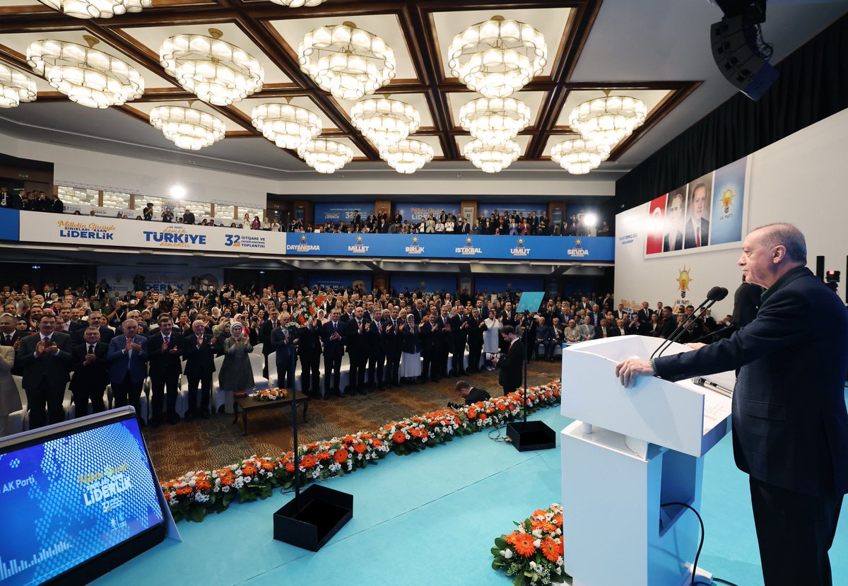 AK Parti 32. İstişare ve Değerlendirme Toplantısı’nın, aziz milletimizin istikbali adına hayırlara vesile olmasını temenni ediyorum.

Milletin sinesinden doğmuş bir hareket olarak AK Parti, kararlarını ortak akılla, yürüyüşünü istişareyle şekillendiren bir dava şuuru