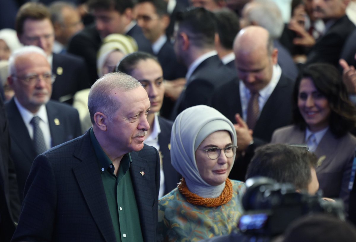 EmineErdogan's tweet image. AK Parti 32. İstişare ve Değerlendirme Toplantısı’nın, aziz milletimizin istikbali adına hayırlara vesile olmasını temenni ediyorum.
Milletin sinesinden doğmuş bir hareket olarak AK Parti, kararlarını ortak akılla, yürüyüşünü istişareyle şekillendiren bir dava şuuru…