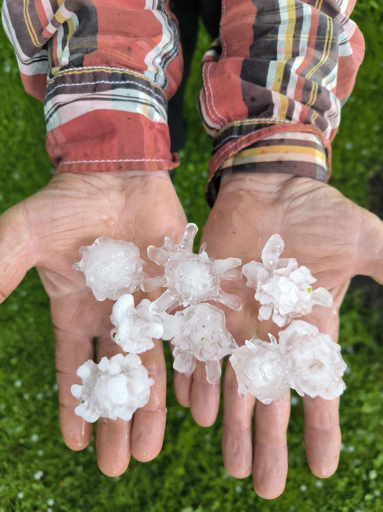kairokiitsak's tweet image. Large hail (3-6 cm in diameter) in S-Estonia yesterday evening 11.07.2025. Photos: Aivo Kook and Gerda Alliksoo
