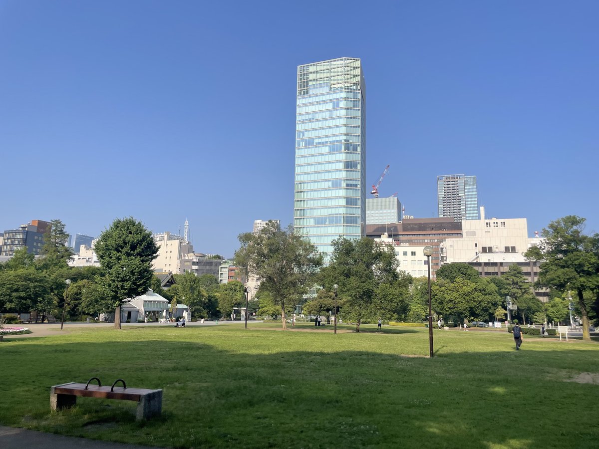 ３つの芝公園巡り② 
『港区立芝公園』

東京タワーを見上げるフォトスポットで有名です📸　日差しの強い暑い日に訪れましたが、サービスセンター横にミストシャワーが設置されていて涼むことができました。

 #Midori  #自然 #公園 #アウトドア #自然情報ポータルサイト