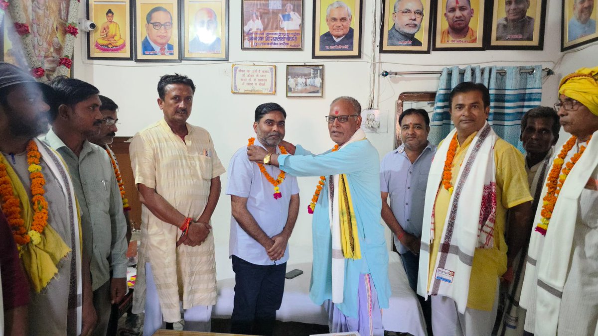 rampratapmla's tweet image. गुरु पूर्णिमा के पावन अवसर पर आज श्यामा प्रसाद मुखर्जी चौराहा स्थित अपने आवास पर विविध जाति-धर्मों से पधारे पूज्य संत-महात्माओं एवं श्रद्धेय कथावाचकों का अंगवस्त्र एवं माल्यार्पण द्वारा श्रद्धापूर्वक सम्मान किया और उनका आशीर्वाद प्राप्त कर स्वयं को कृतार्थ महसूस किया।
इस अवसर पर…
