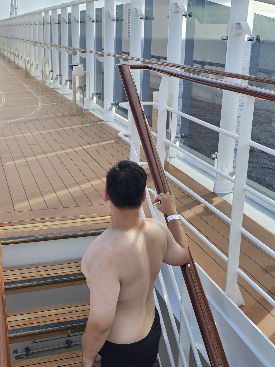 Firestart0714's tweet photo. 郵輪旅行🛳
當個海上狗狗嗷
可惜了，出門時頭套還沒到
好多好看的景可以拍
現在頭套到了，下次就可以帶出門了
嗷嗷～ https://t.co/3Vye7y3Y5t