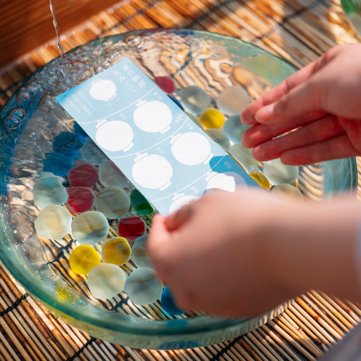 水につけると運勢が浮き出る夏季限定の水みくじを授与いたしております