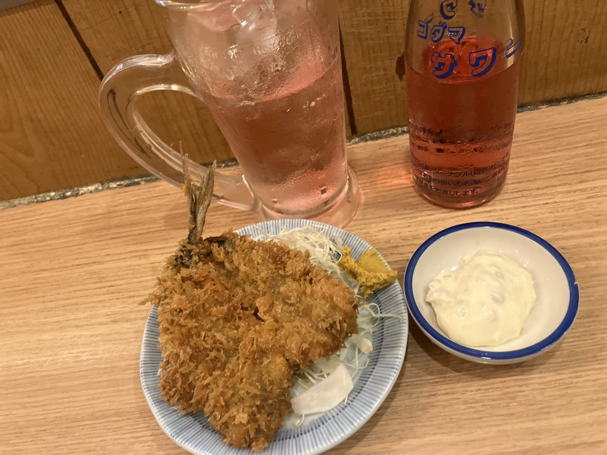 今日は魚
緑茶ハイにいわし明太、忙しいのでイワシ明太来るまでに三杯呑んでしまった。追加も時間かかりそうなので二軒目に移動。
バイスハイとアジフライ、タルタル追加。
思ったより大きなアジフライで満足して帰ろう。
#荻窪 #たぬき #晩杯屋 #アジフライ