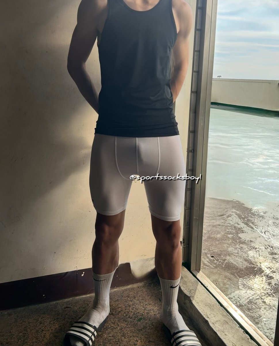 下次挑戰在頂樓全裸🐶
#原味 #束褲 #白襪 #踩點