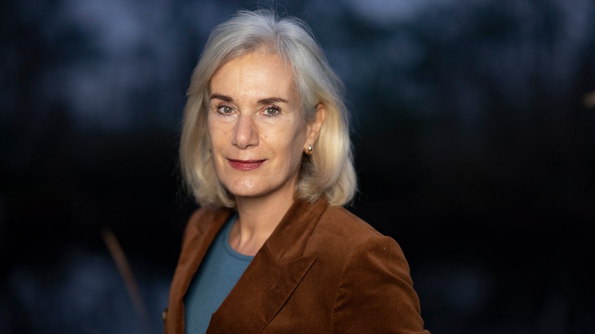 EduardBomhoff's tweet image. Onze twee grootste pensioenfondsen (Z&W voor de zorg en ABP voor overheid en onderwijs) hebben de pensioenen al 20 procent laten krimpen door niet de inflatie te vergoeden. Dat was vooral de schuld van DNB. Nu gooien ze daar bovenop nog eens 2-3 procent per jaar weg door vol te…