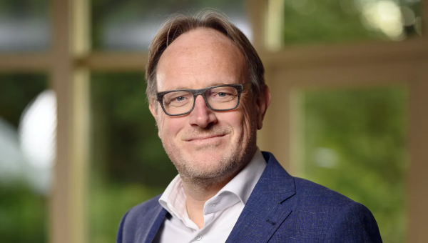 EduardBomhoff's tweet image. Onze twee grootste pensioenfondsen (Z&W voor de zorg en ABP voor overheid en onderwijs) hebben de pensioenen al 20 procent laten krimpen door niet de inflatie te vergoeden. Dat was vooral de schuld van DNB. Nu gooien ze daar bovenop nog eens 2-3 procent per jaar weg door vol te…