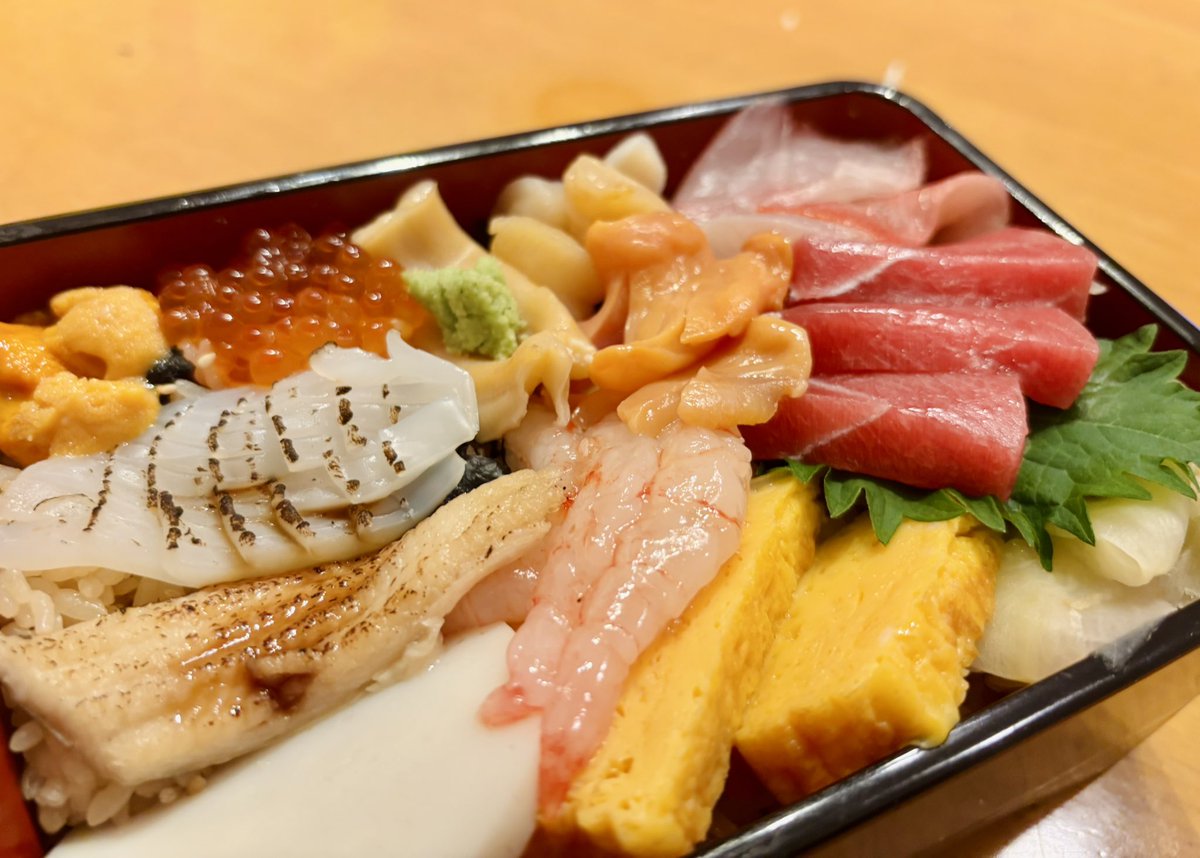 本日の夜ごはん✨

東京都渋谷区神宮前にお店を構える…
【#青山さくら庵】の海鮮弁当！ 

ネタはどれも魚特有の臭みがなく新鮮。
そして貝類もコリコリ最高でした✨

みなさまもぜひ一度足を運ばれてみては…！