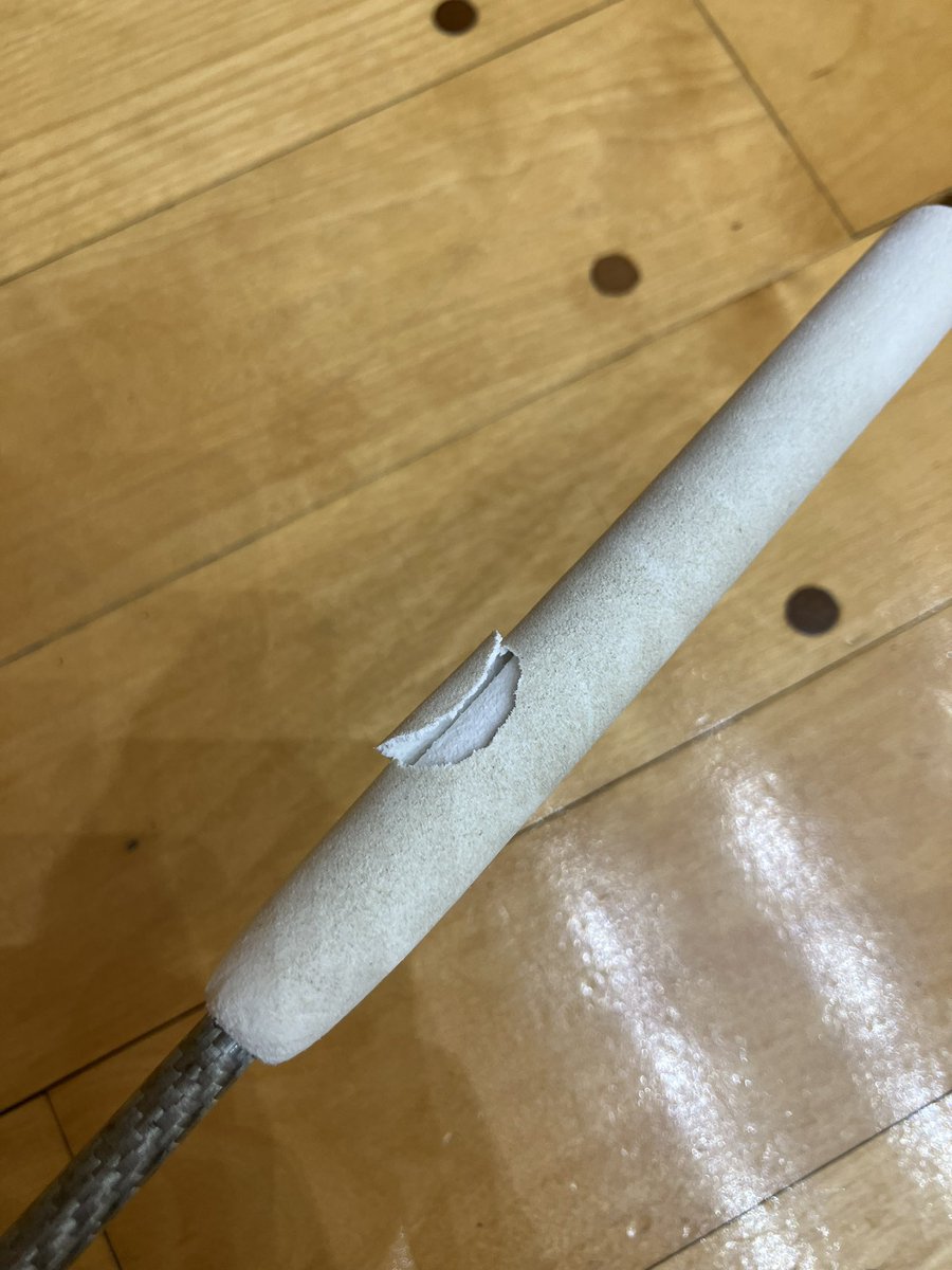 10年ぶりに2ディア用のフェイリンカーボン引っ張り出したらハンドルがプニプニしてて、なんか変だと思って切り開いてみたら中身が空洞になってた。こんな劣化の仕方あるんだ。