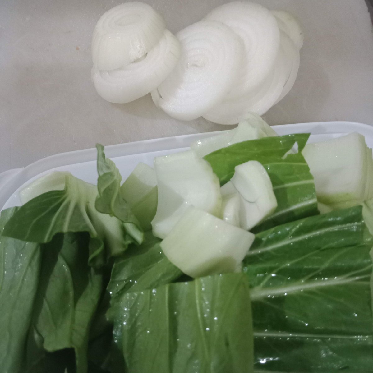 Kl masak daging sapi lada hitam, saya selalu tambahkan sayur. Pilihannya sawi botol dan bawang bombainya juga diperbanyak