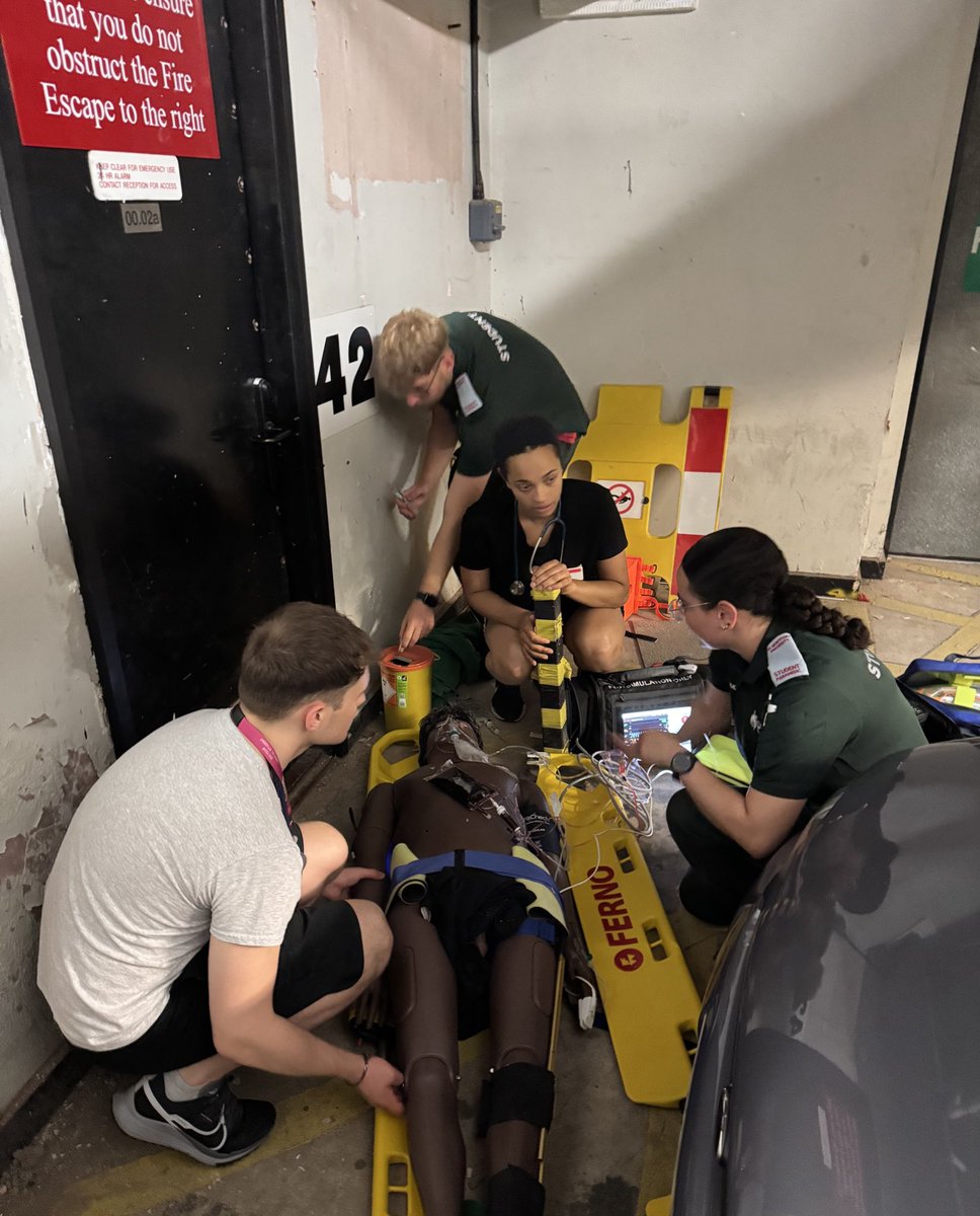 Our EM/PRU <a href="/LeMedSchool/">Leicester Medical School</a> students <a href="/Leic_hospital/">Leicester's Hospitals</a> joined up with the <a href="/dmuleicester/">dmuleicester</a> Student Paramedics for some emergency sims developing clinical knowledge, experience, non-technical skills and introducing deeper understanding of human factors across professions. #MedEd #TeamED