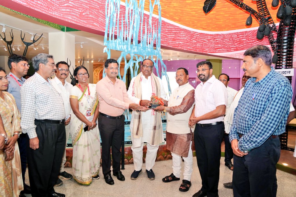 <a href="/TrainingTribal/">TRIBAL RESEARCH & TRAINING INSTITUTE CHHATTISGARH</a>
<a href="/DPRChhattisgarh/">Jansampark CG</a>
<a href="/PIBRaipur/">PIB in Chhattisgarh</a>
उनके साथ विभागीय मंत्री जी श्री रामविचार नेताम, प्रमुख सचिव श्री सोनमणि बोरा, संचालक, TRTI श्री जगदीश कुमार सोनकर एवं अन्य विभागीय अधिकारी उपस्थित थे ..