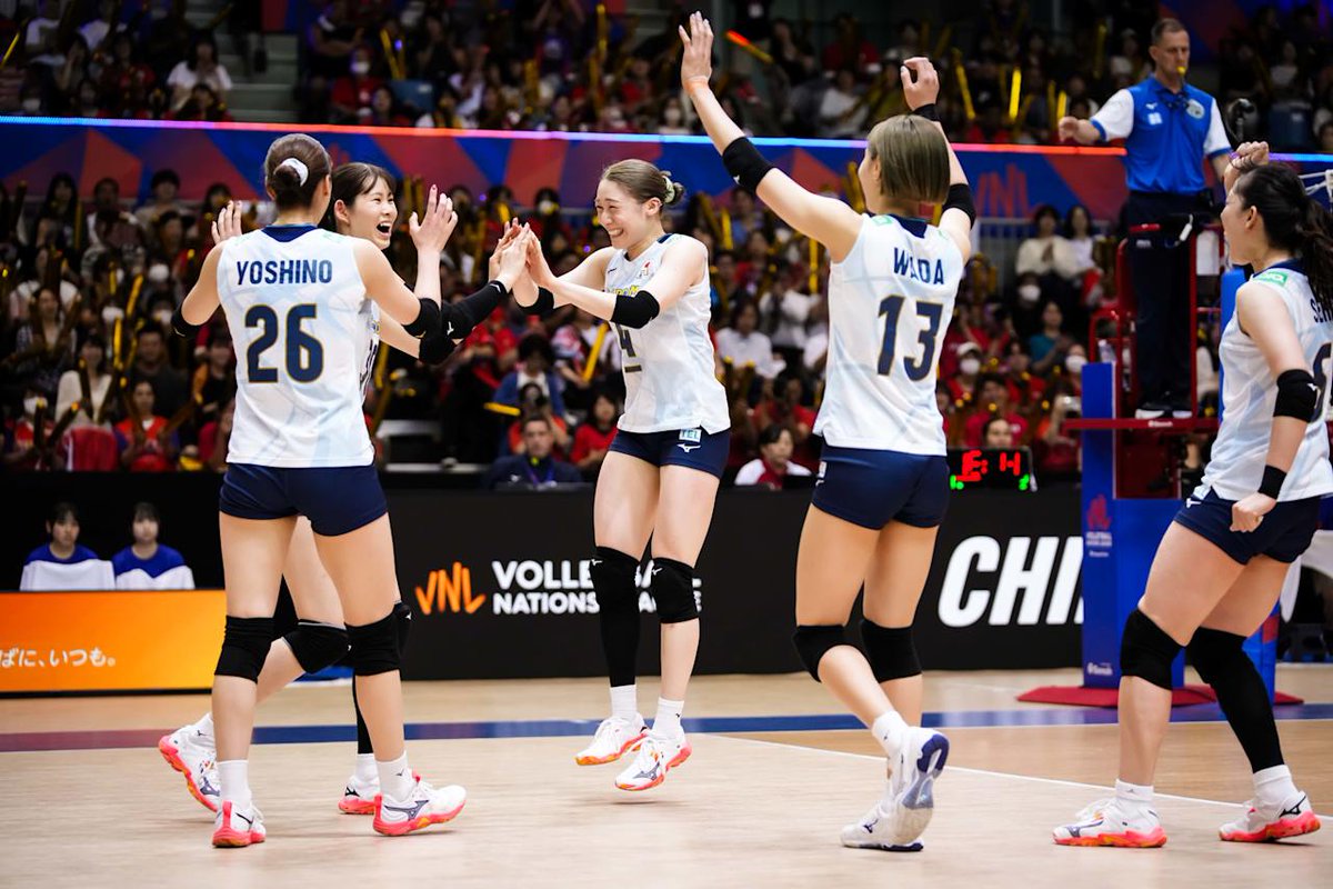 dly_volleyball's tweet image. #VNL2025
Jepang 3-1 Polandia
25-21 | 23-25 | 25-23 | 25-22
What A Match 🔥
Top skor
🇯🇵 Ishikawa (4) - 22 poin
🇯🇵 Yoshino (26) - 17 poin
🇵🇱 Smarzek (17) - 19 poin
🇵🇱 Korneluk (5) - 18 poin
#volleyball