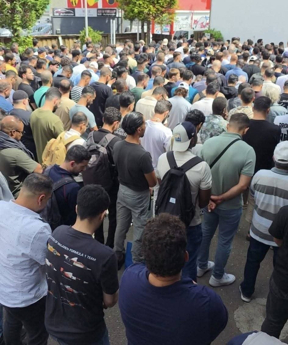 LeLienofficiel's tweet photo. 🔴 🇩🇿🇩🇪 Des centaines de personnes ont accompagné à Hanovre la dépouille de Rahma Ayat, 26 ans, étudiante algérienne brutalement assassinée le 4 juillet.

🕊️ Originaire d’Oran, Rahma poursuivait une formation d’infirmière en Allemagne. D’après plusieurs témoignages, elle subissait un harcèlement répété en raison de son voile. Le jour du drame, elle a été poignardée à mort par un voisin allemand de 31 ans, désormais placé en garde à vue.

📍 L’ambassade d’Algérie à Berlin a confirmé l’arrestation du suspect et suit l’affaire de près, en lien avec le consulat à Francfort.

✈️ Le corps de Rahma a été rapatrié ce week-end pour être inhumé dans son pays natal, conformément aux souhaits de sa famille.

🤲 Une veillée de recueillement a été organisée par des membres de la communauté musulmane et des associations locales.

📌 Ce drame a bouleversé la communauté algérienne en Allemagne et ravivé les inquiétudes liées aux actes islamophobes en Europe.

#RahmaAyat #JusticePourRahma #Algérie #Allemagne #Islamophobie #Hanovre