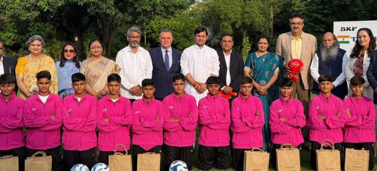 DPR Haryana (@diprharyana) on Twitter photo рдирдИ рджрд┐рд▓реНрд▓реА рд╕реНрдерд┐рдд рд╕реНрд╡реАрдбрди рдПрдореНрдмреЗрд╕реА рдореЗрдВ рд╣рд░рд┐рдпрд╛рдгрд╛ рдЕрдВрдбрд░-15 рдорд╣рд┐рд▓рд╛ рдЯреАрдо рдФрд░ рднрд╛рд░рдд рд╕реНрдкреЗрд╢рд▓ рдУрд▓рдВрдкрд┐рдХ рдХреЗ рдЦрд┐рд▓рд╛рдбрд╝рд┐рдпреЛрдВ рдХреЗ рд╕рдореНрдорд╛рди рдореЗрдВ рдХрд╛рд░реНрдпрдХреНрд░рдо рдХрд╛ рдЖрдпреЛрдЬрди рдХрд┐рдпрд╛ рдЧрдпрд╛ред
рдпреЗ рдЦрд┐рд▓рд╛рдбрд╝реА 13-19 рдЬреБрд▓рд╛рдИ рдХреЛ рд╕реНрд╡реАрдбрди рдХреЗ рдЧреЛрдереЗрдирдмрд░реНрдЧ рдореЗрдВ рд╣реЛрдиреЗ рд╡рд╛рд▓реЗ рджреБрдирд┐рдпрд╛ рдХреЗ рд╕рдмрд╕реЗ рдмрдбрд╝реЗ рдпреБрд╡рд╛ рдлреБрдЯрдмреЙрд▓ рдЯреВрд░реНрдирд╛рдореЗрдВрдЯ рдЧреЛрдерд┐рдпрд╛ рдХрдк 2025 рдореЗрдВ рджреЗрд╢ рдХрд╛ рдирдИ рджрд┐рд▓реНрд▓реА рд╕реНрдерд┐рдд рд╕реНрд╡реАрдбрди рдПрдореНрдмреЗрд╕реА рдореЗрдВ рд╣рд░рд┐рдпрд╛рдгрд╛ рдЕрдВрдбрд░-15 рдорд╣рд┐рд▓рд╛ рдЯреАрдо рдФрд░ рднрд╛рд░рдд рд╕реНрдкреЗрд╢рд▓ рдУрд▓рдВрдкрд┐рдХ рдХреЗ рдЦрд┐рд▓рд╛рдбрд╝рд┐рдпреЛрдВ рдХреЗ рд╕рдореНрдорд╛рди рдореЗрдВ рдХрд╛рд░реНрдпрдХреНрд░рдо рдХрд╛ рдЖрдпреЛрдЬрди рдХрд┐рдпрд╛ рдЧрдпрд╛ред
рдпреЗ рдЦрд┐рд▓рд╛рдбрд╝реА 13-19 рдЬреБрд▓рд╛рдИ рдХреЛ рд╕реНрд╡реАрдбрди рдХреЗ рдЧреЛрдереЗрдирдмрд░реНрдЧ рдореЗрдВ рд╣реЛрдиреЗ рд╡рд╛рд▓реЗ рджреБрдирд┐рдпрд╛ рдХреЗ рд╕рдмрд╕реЗ рдмрдбрд╝реЗ рдпреБрд╡рд╛ рдлреБрдЯрдмреЙрд▓ рдЯреВрд░реНрдирд╛рдореЗрдВрдЯ рдЧреЛрдерд┐рдпрд╛ рдХрдк 2025 рдореЗрдВ рджреЗрд╢ рдХрд╛
