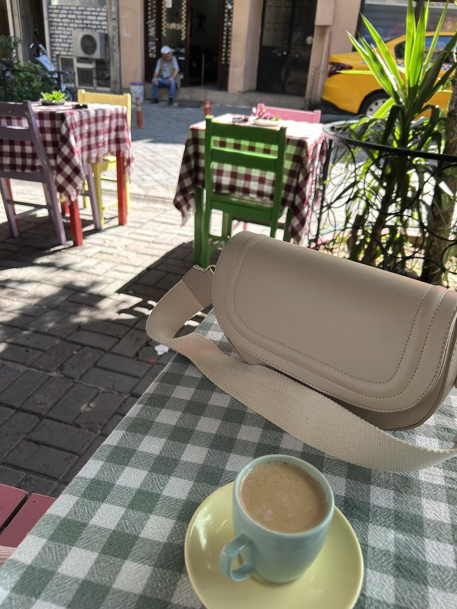 Arkadaşlar bugün set yok galiba ama balkonda yeni çiçekler vardı🥲