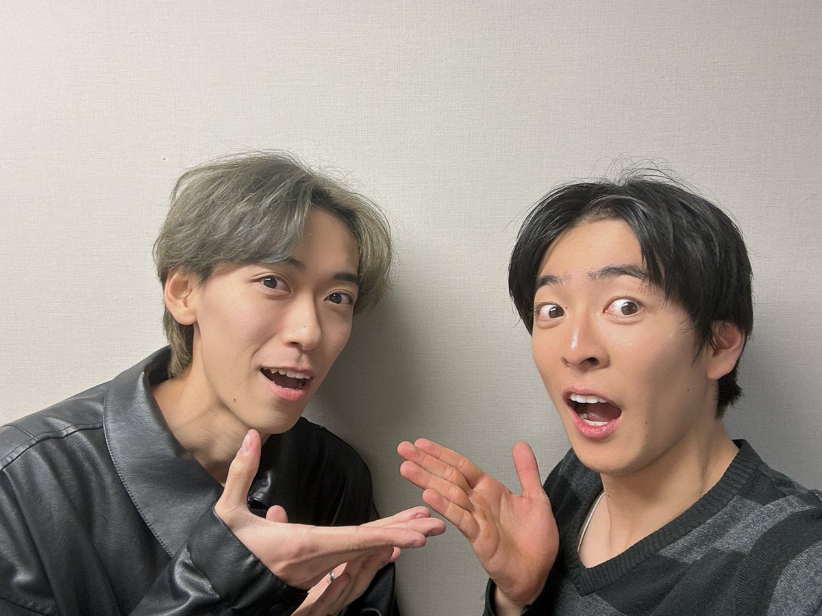 山川源太 (@gengen0616) on Twitter photo 本日もお稽古充実してました!
台本が少しずつ舞台になっていく…
その過程で生まれるアレコレが本当に楽しい✨
今日はアンサンブルキャストから安久さんと📸
西と北でのゼロコンビ!
『NORTH』の時に初めてお会いした時のお写真も添えて🙌
…にしても顔が小さい∑(゚Д゚)
#エリステ 本日もお稽古充実してました!
台本が少しずつ舞台になっていく…
その過程で生まれるアレコレが本当に楽しい✨
今日はアンサンブルキャストから安久さんと📸
西と北でのゼロコンビ!
『NORTH』の時に初めてお会いした時のお写真も添えて🙌
…にしても顔が小さい∑(゚Д゚)
#エリステ