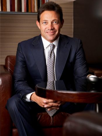 El lobo de Wall Street.

Conoce la historia del verdadero HOMBRE DETRAS de esto.

A finales de los años 80 y 90, Jordan Belfort ESTAF0 a más de 1.500 inversores por valor de 200 MILLONES de dólares.

¿Y qué hizo con ello?

Lo GASTO TODO en yates, prostitvt4s y suficientes dr0g4s