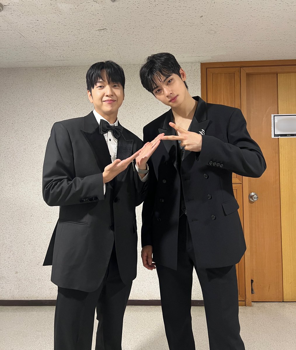 광고 행사 때 뵀었던 은우님! 늘 웃음으로 인사하곤 했는데, 공식 은우님의 단독 팬미팅에서 만나니까 더욱 반갑고 행복했어요! 황태자 은우님을 모실 수 있어서, 소인 전속 비서 내관 세상을 다 가진듯 하였사옵니다😆🙏  건강하고 행복하자구요
#황태자 #차은우 #CHAEUNWOO #팬미팅 #MC재필 #유재필