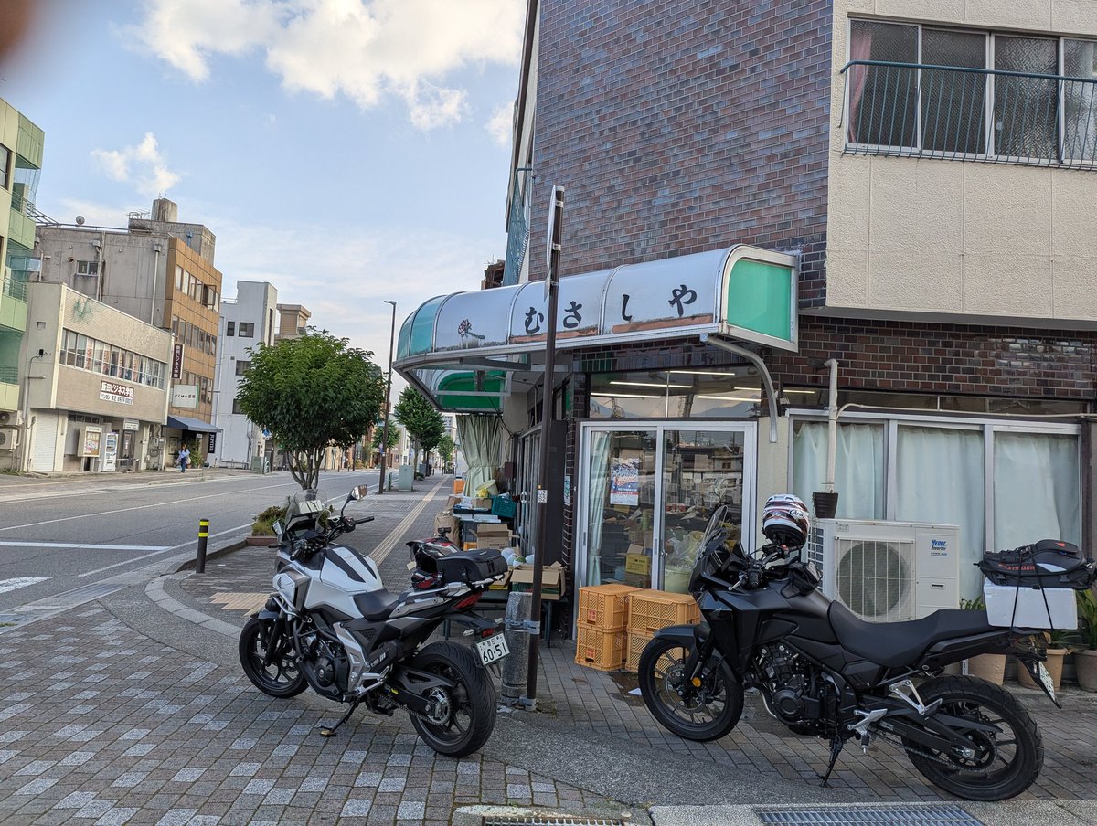 今日は職場で知り合いの
NX400さんと茶臼山から
しらびそ高原ツーリング

NXのリアの白いボックスは
飯田で桃を買うよう愛娘に頼まれた
そうで無事に買えて何よりでした(⁠^⁠^⁠)

久しぶりに距離300km超え
疲れた身体にビールが染みる~