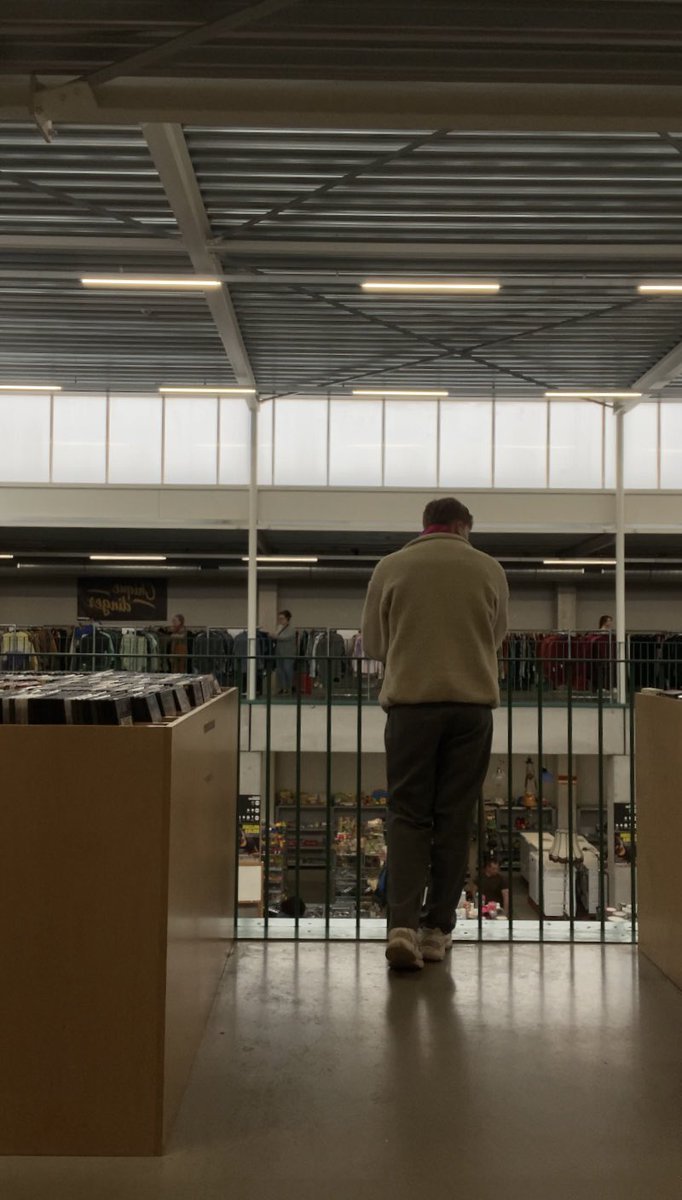 realmarcelondre's tweet image. here are some examples on things you can get at - in my opinion -  the best second hand store in whole of Belgium 🇧🇪 🧢👚 - a thread 🧵 
.
#thrifting #secondhandfinds #belgianstyle #kringwinkel #sustainablefashion #leuvenlife #vintagefinds #kringwinkelheverlee #ecofashion