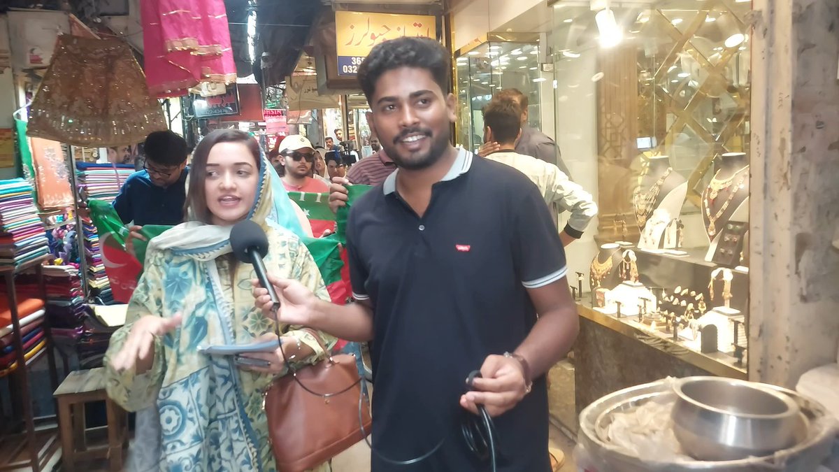 صنم جاوید عالیہ حمزہ اور اویس یونس لاہور کی سڑکوں پر عوام کو متحرک کرنے نکل پڑے۔
 عوام نے پرجوش ردعمل دیتے ہوئے کہا: ہم عمران خان کے ساتھ ہیں۔
 اس وقت علی امین  گنڈاپور قافلہ لے کر پہنچ رہے ہیں اور دوسری جانب عالیہ حمزہ، صنم جاوید اور اویس یونس مورچہ سنبھالے ہوئے ہیں لاہور میں۔