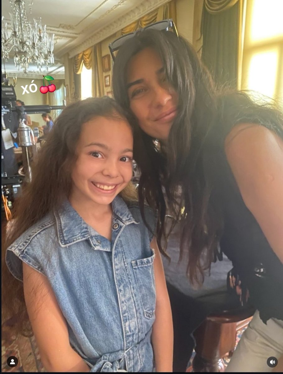 🆕️ #TubaBüyüküstün 

En el set de #ZeytinAğacı 🌿
Lo Comparte la  pequeña actriz 

" Hermosos momentos en el set 🎬📽 "