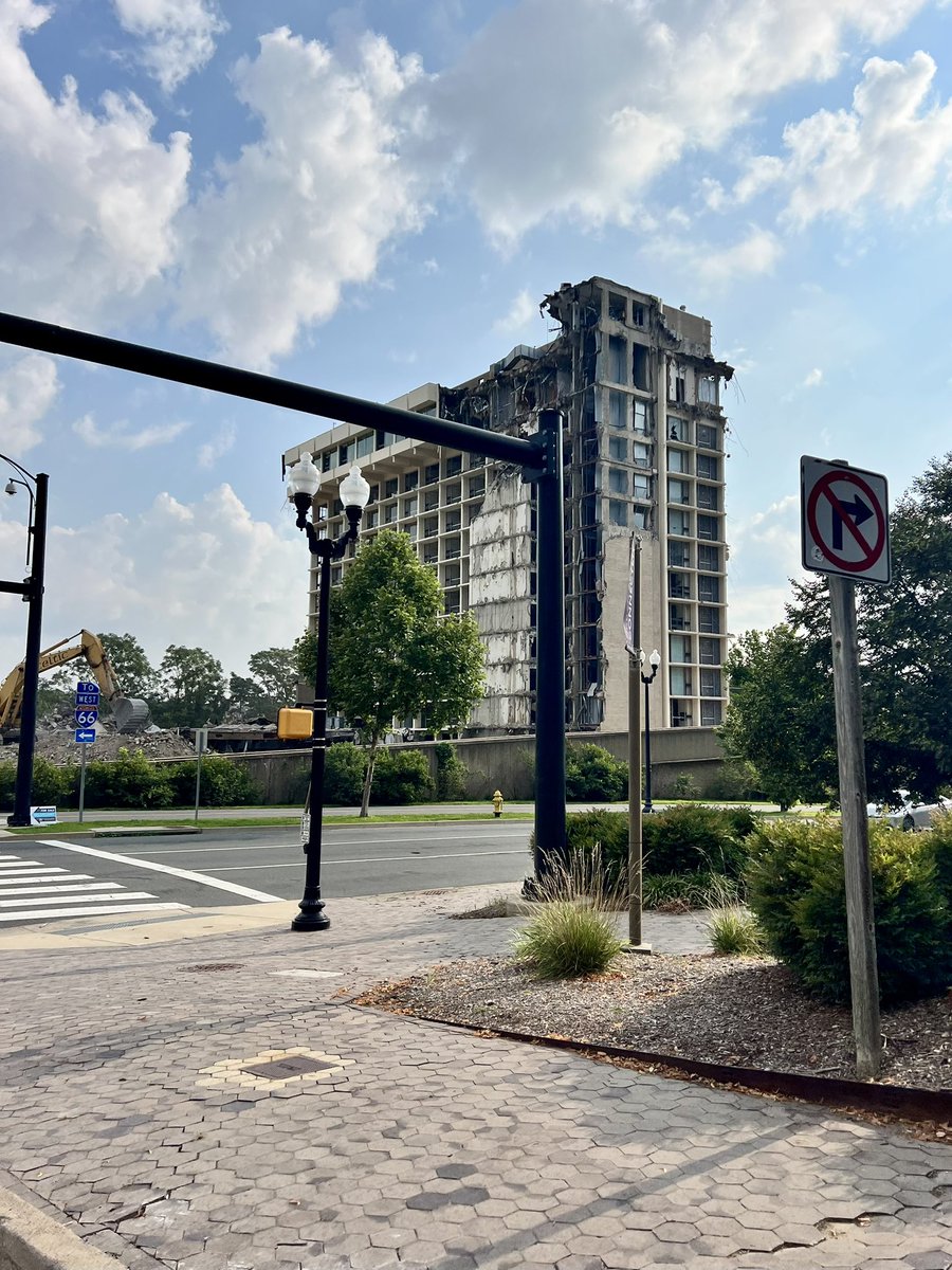 stevechenevey's tweet image. Demolition work continues on Rosslyn’s long-empty Key Bridge Marriott now about half the structure left standing